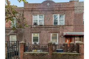 Discover a prime investment opportunity in the vibrant Parkchester area of Bronx County with this remarkable 4 family property.