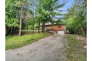 MAGNETAWAN CHARMER ! This tidy, move in ready 2 1 bedroom home is conveniently located in the village of Magnetawan.