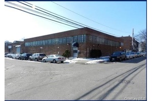 The subject property is conveniently located in a prime business zone in Corona.