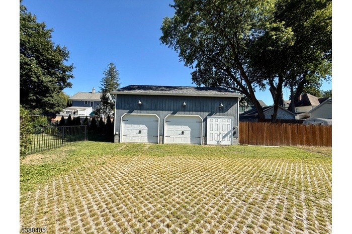 OVERSIZED HEATED GARAGE