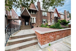 Charming Tudor Semi Attached house in Middle Village !