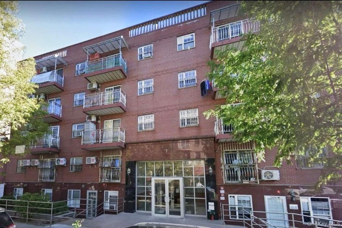 View of apartment building / complex