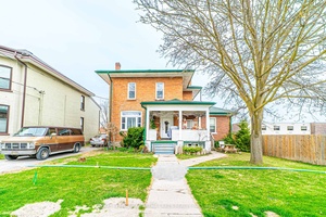 Calling All Investors ! Definitely Worth A Look At This Fully Tenanted 4 Plex in the Heart of Lindsay.