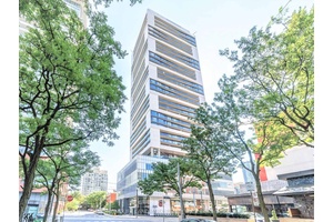 Parking Spot Included With 1Br Condo Apartment At Downtown Core.