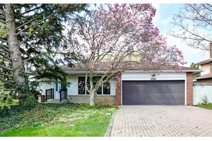 Charming 3 level backsplit nestled on a 65 by 127 foot lot located in the family friendly neighbourhood of Sheridan Homelands.