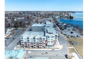 This stunning waterfront Condo offers an unbeatable combination of luxury, comfort and incredible value !