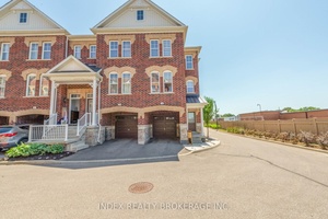 Price to Sell ! ! Immaculate amp ; Stunning Executive End Unit !
