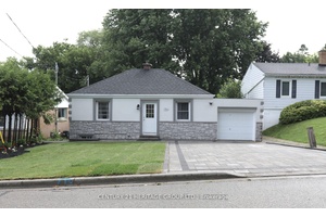 Great investment opportunity for investors and first time home buyers, income property, near Fairy Lake and Newmarket's vibrant main Street, absolutely gorgeous, top to bottom renew with big and deep ...