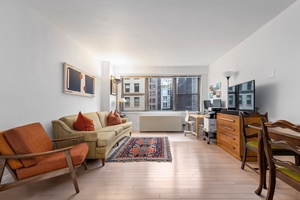 STUDIO GOALS NATURAL LIGHT, STORAGE, AND STYLE Welcome to Residence 927 at The Parker Gramercy a fully renovated, light filled studio perfectly positioned between Flatiron, Union Square, and Greenwich Village.