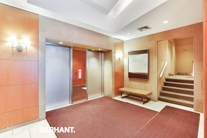 Triple Exposure Corner Unit with Flexible Layout in a Prime Location This updated corner residence in Lenox Hill is filled with natural light and offers a flexible layout that can ...