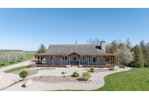 Welcome to 737 Lake Range Drive !