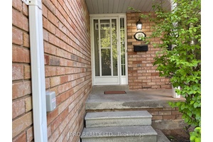 Prime Location ! Nice And Cozy 3 Bedrooms 3 Bath Condo Townhome In The Sought After Scott Neighbourhood Of Streetsville.