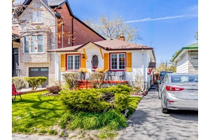 Charming Bungalow in the Sought After Long Branch Neighbourhood !