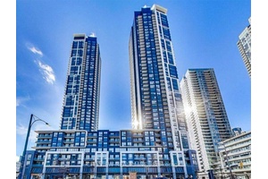 Stunning newly renovated 2 bedroom 2 bath in the much sought after PSV Condo in the heart of downtown mississauga !