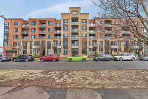 Nestled between the ByWard Market and New Edinburgh, this sophisticated 2 bedroom, 2 bath condo offers the perfect blend of urban convenience and tranquil living.