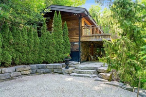 This charming and warm chalet located in Craigleith in the Blue Mountains offers year round recreational enjoyment.