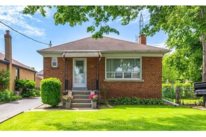 IMMACULATE BUNGALOW FOR LEASE 37 Feltham is located in a quiet enclave near Junction amp ; close to Stockyard shops and restaurants.