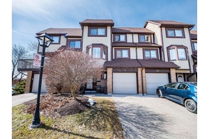 Charming Townhome in Meadowvale Steps to Everything !