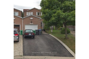 Stunning Home on a Premium Pie Shaped Lot in Mississauga !
