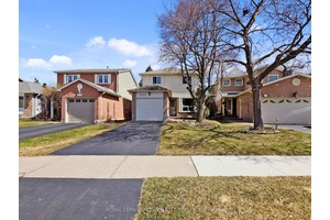 This awesome detached home sits on a spectacular, private, tree lined lot and features a gorgeous shaker style kitchen with a gas stove, Fisher amp ; Paykel fridge, ceramic floors, ...