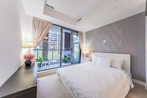 Stylish and functional 1 Bedroom 1 Den at 81 Wellesley in Downtown Toronto !
