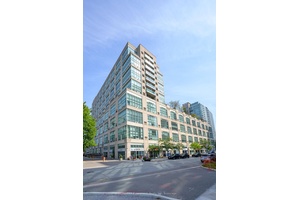 Welcome to the perfect blend of amenities, location, views, and spacious living !