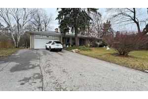 Bright amp ; Spacious Basement Apartment In The Heart of Thornhill, Offering 1 Bedroom Big Apartment Walk Up To Backyard.