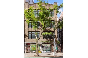 This pure and authentic artist loft is located right in the heart of Noho's Historic District and offers a spacious flexible layout with three separate entrances, three bright exposures and ...
