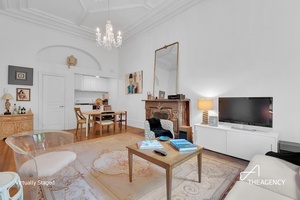 Enter this beautifully restored parlor floor studio in a stately pre war townhouse at 1388 Lexington Avenue.