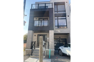 Beautiful townhouse corner unit with 3 bedrooms and 3 bathrooms.