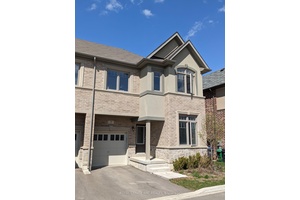 Spacious End Unit Townhome 1500Sqft Of Living Space.