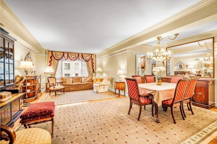 Spacious south-facing living room 