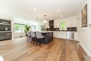 Excellent opportunity to live in one of the most exclusive neighbourhoods in Mississauga.