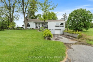 Stylish 3 Bedroom Bungalow on 2 Private Acres 404 Bridge St.