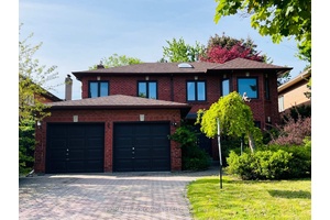 Bright nature sun filled home in Observatory community surrounded by multi million dollar homes in the center of Richmond Hill.