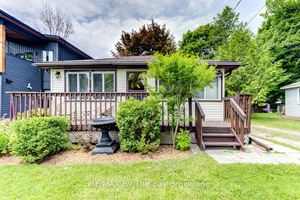 Charming 4 Season Cottage Just Steps to the Beach !