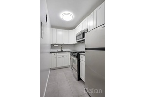It is cheaper to own than to rent with the incredibly low monthly maintenance at this stunning studio !