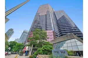 Bright amp ; Spacious Downtown Corner Condo Bay amp ; Bloor Welcome To This Beautifully Updated Suite In The Heart Of Downtown Toronto !