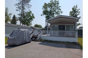 Escape to your ideal summer retreat at Wasaga Countrylife Resort with this pristine 2007 Northlander Cottager Classic front porch model where comfort meets convenience.