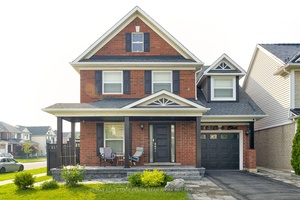 This 2 storey detached home is a true gem !