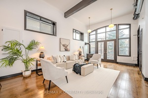 BRIGHT CORNER UNIT WITH EXTRA WINDOWS amp ; PRIVATE PATIO RETREAT !