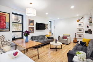 Backyard lovers ! Beautiful, one of a kind, quiet one bedroom duplex apartment, with great storage and a bi level furnished outdoor space perfect for summer entertaining.
