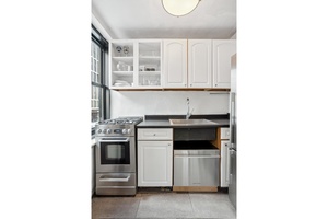 Residence I3 is a charming, oversized studio apartment that is perfectly situated in the heart of the Chelsea neighborhood in New York City.