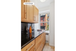 Welcome to 150 East 77th Street, a cooperative building that is conveniently located at the corner of 77th Street and Lexington Avenue.