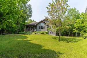 Gorgeous custom built family home centrally located only minutes from Bracebridge, Huntsville or Port Carling in a discrete country setting, offering ultimate privacy !