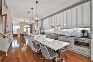 Townhouse with Elevator in Lebovic Campus !