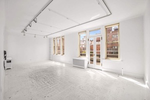 INCREDIBLE POTENTIAL FOR A DREAM PENTHOUSE Please note that the lead photo of this listing has been virtually staged.