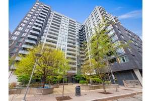 Welcome to urban living at its best in the heart of King West !