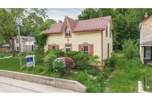 Central Newmarket Duplex that is ready for you to put your personal touches into your first home, investment property, or multi generational home to be close to all the action ...