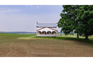 Situated only minutes outside the beautiful Stonetown of St.